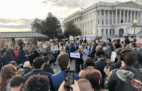 Tiktokers protestan en el Congreso de EEUU ante posible veto a la plataforma 