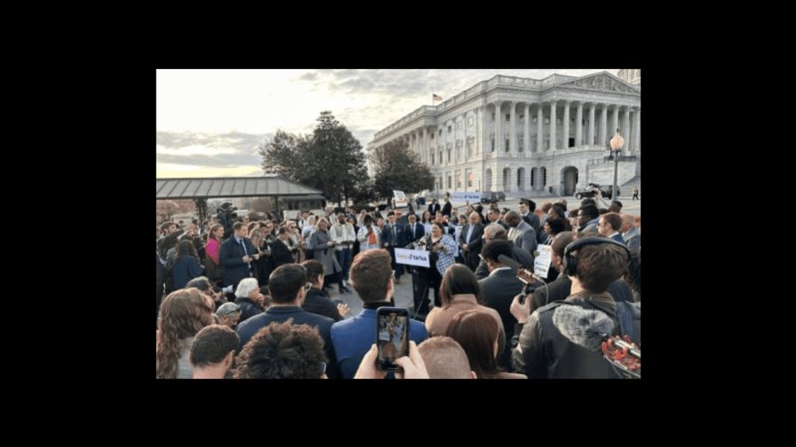 Tiktokers protestan en el Congreso de EEUU ante posible veto a la plataforma 