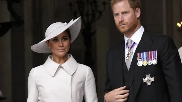 ¿Botella real? Harry quería meter a Meghan Markle en la nómina de la realeza, según un libro