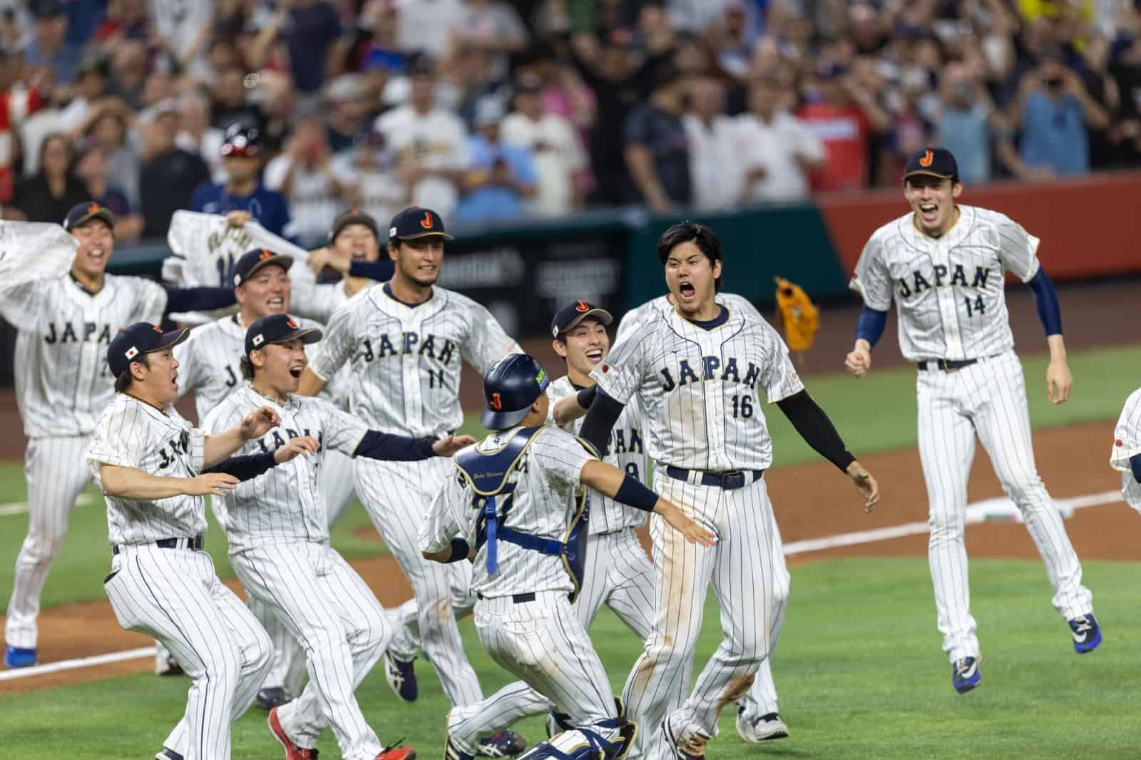 Los jugadores de Japón salen al terreno para celebrar tras ganar el Clásico Mundial de Béisbol.