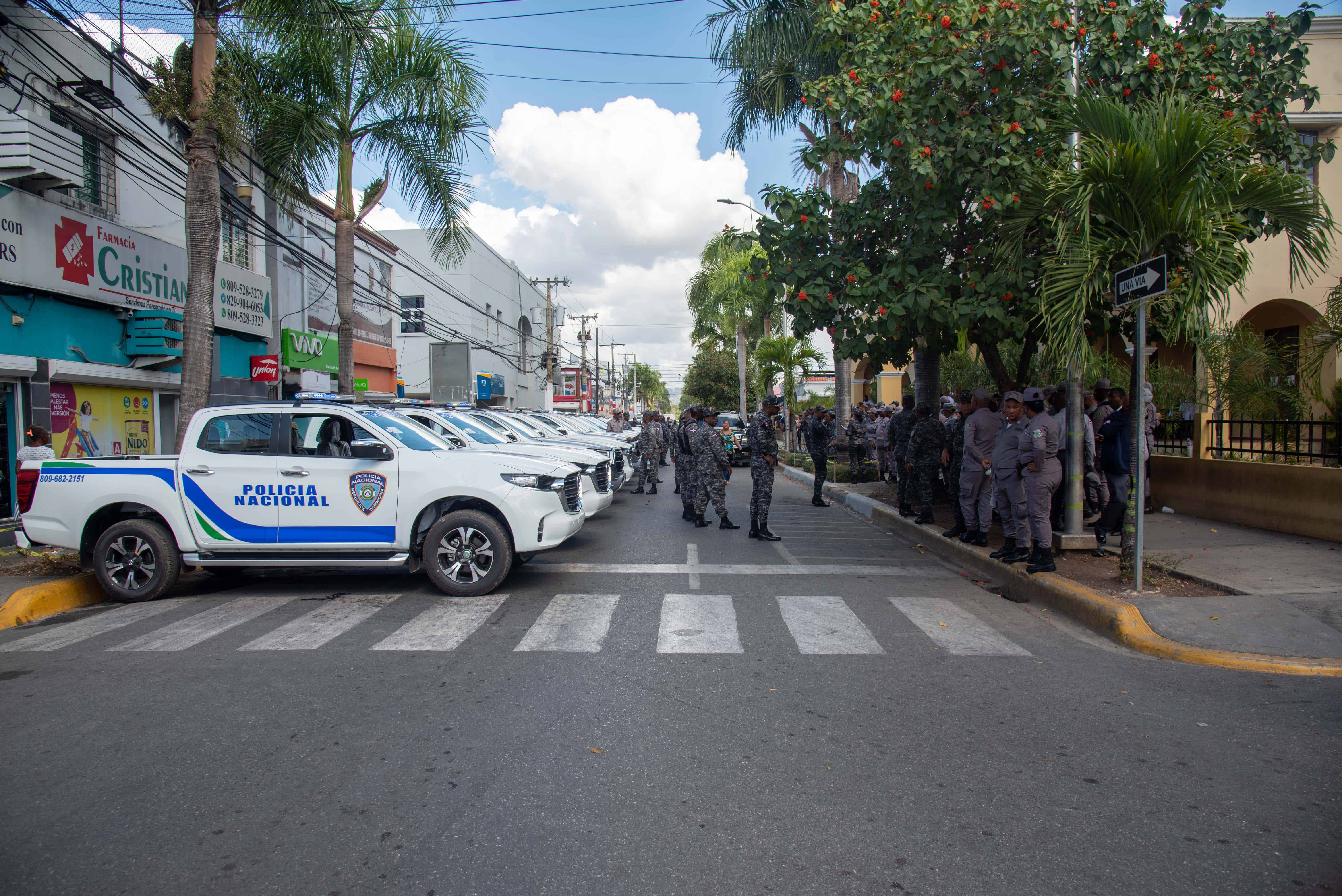 Vehículos y personal policial entregado en el municipio San Cristóbal. 