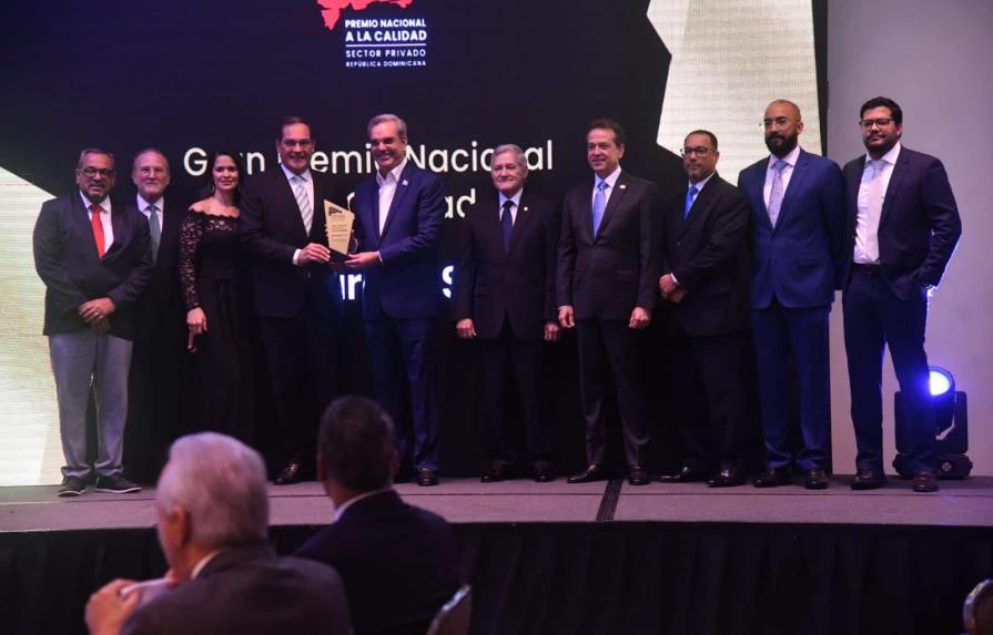 Abinader entrega Premio Nacional a la Calidad  a 24 empresas del país
