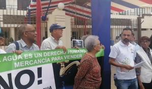 Protestan frente al Congreso Nacional en contra de la privatizaci&oacute;n del agua