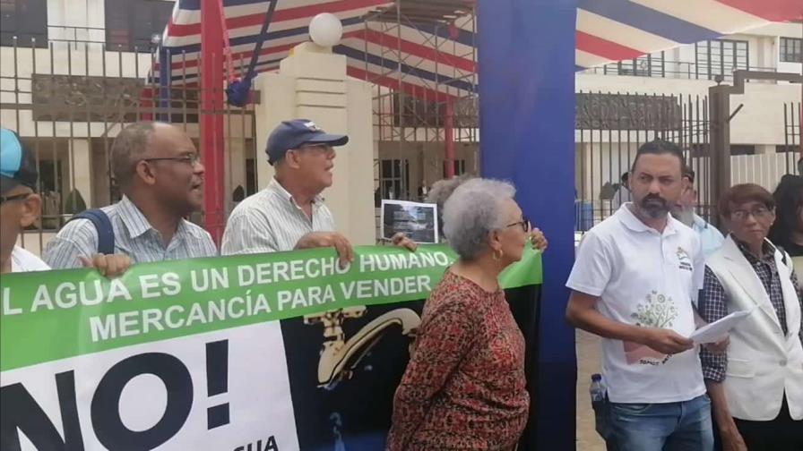 Protestan frente al Congreso Nacional en contra de la privatización del agua Protestan frente al Congreso Nacional en contra de la privatización del agua
