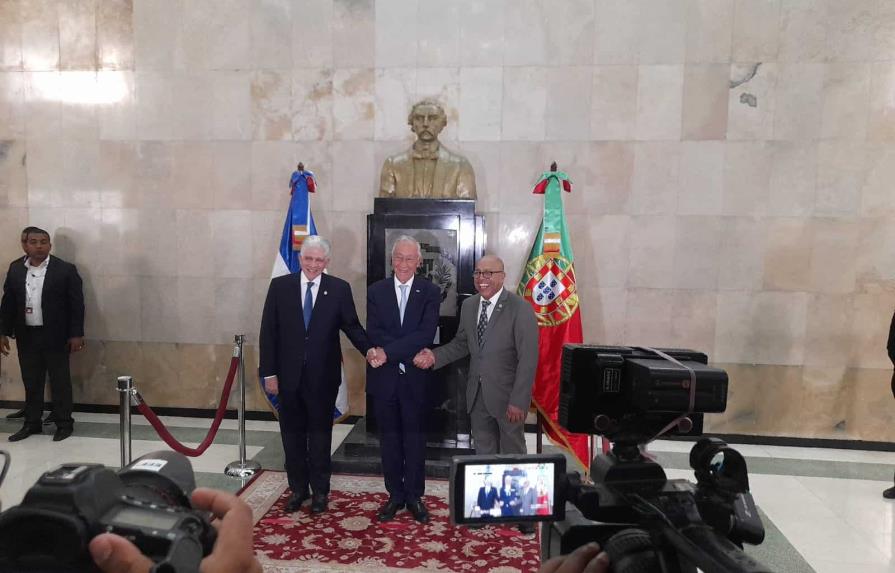 Eduardo Estrella y Alfredo Pacheco reciben al presidente de Portugal en el Congreso Nacional