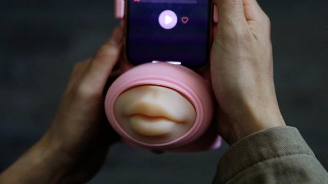 Una empresa china crea un dispositivo para besar a distancia