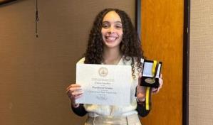 Estudiante dominicana recibe premio excelencia académica en universidad de EE.UU.