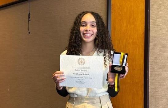 Estudiante dominicana recibe premio excelencia académica en universidad de EE.UU.
