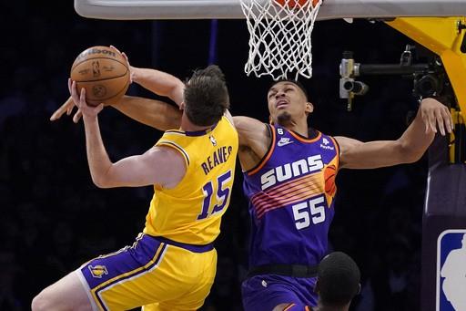 Lakers vencen 122-111 a Suns, que se quejan del arbitraje