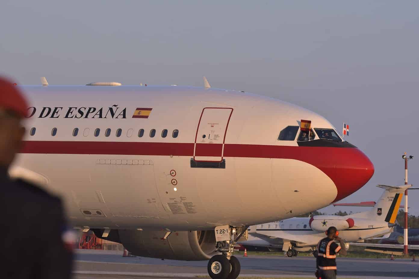 El monarca llegó al país en un avión del Reino de España por el Aeropuerto Internacional de las Américas.