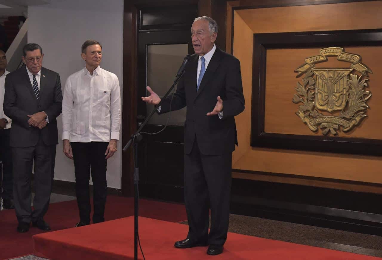 El presidente de la República Portuguesa, Marcelo Rebelo de Sousa,a su arribo a la nación. 