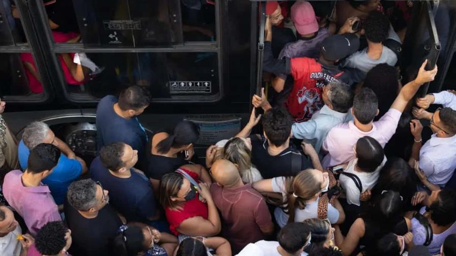 Huelga en el metro de Sao Paulo provoca atascos y largas filas de pasajeros Huelga en el metro de Sao Paulo provoca atascos y largas filas de pasajeros