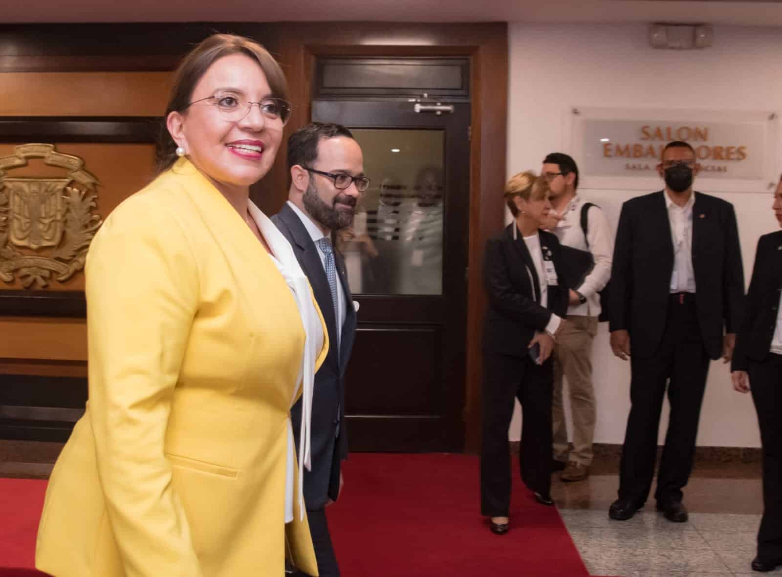 La presidenta de Honduras, Xiomara Castro, a su llegada a la nación para participar en la Cumbre Iberoamericana.