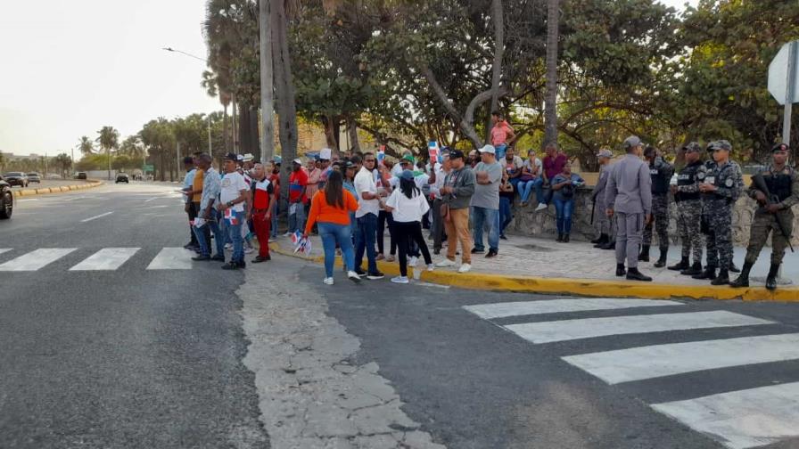 Seguidores de Abinader llegan cerca de la Cumbre Iberoamericana para pedirle cuatro años más