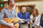 El líder de Coldplay, Chris Martin, le regala una guitarra a Lula El líder de Coldplay, Chris Martin, le regala una guitarra a Lula