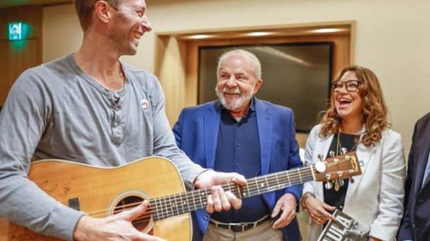 El líder de Coldplay, Chris Martin, le regala una guitarra a Lula