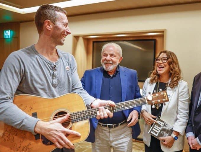 El líder de Coldplay, Chris Martin, le regala una guitarra a Lula