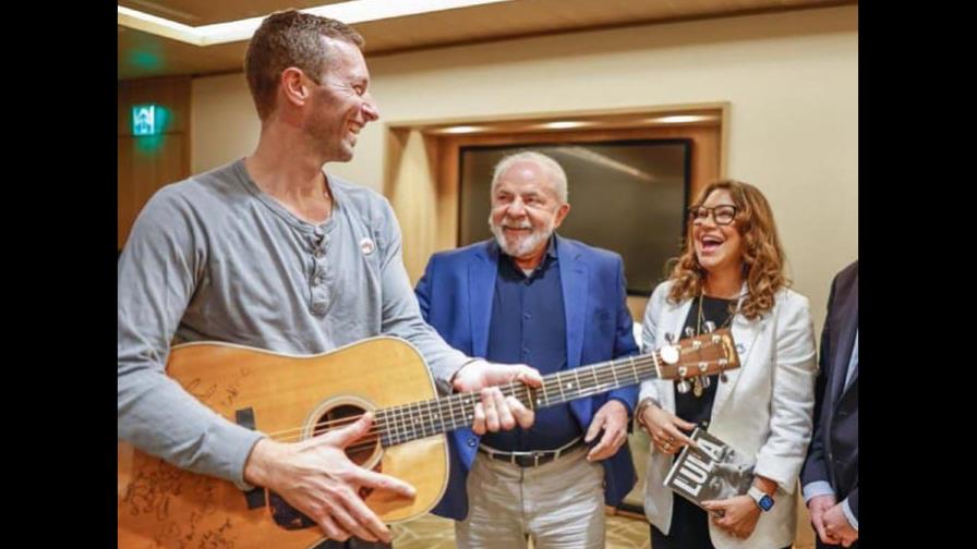 El líder de Coldplay, Chris Martin, le regala una guitarra a Lula