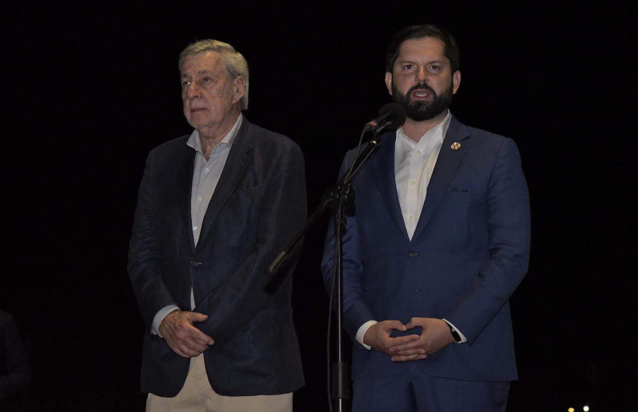El presidente de Chile, Gabriel Boric, habla con la prensa a su llegada a RD para participar en la Cumbre Iberoamericana.