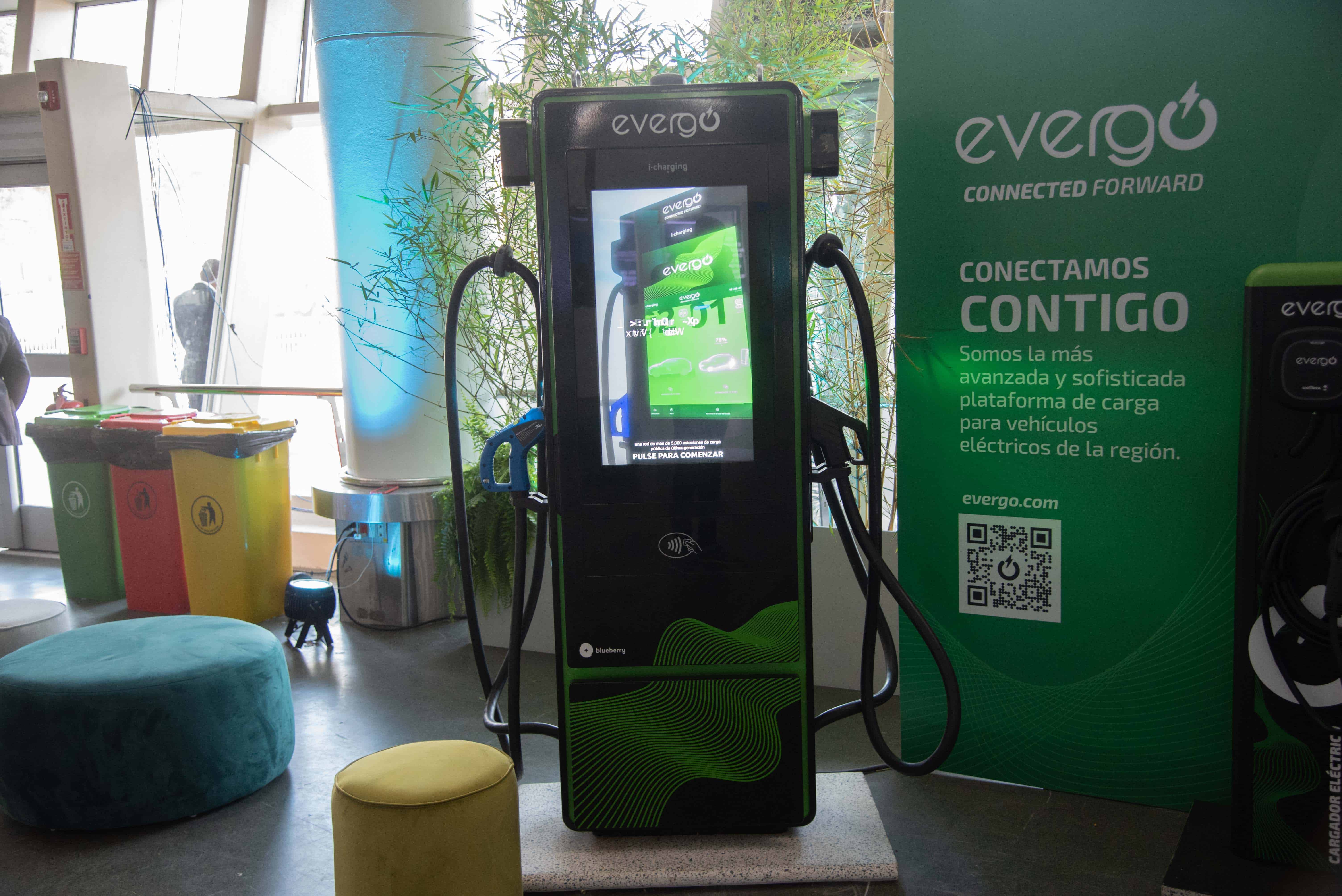 Exhibición de cargadores eléctricos Evergo en el Encuentro Empresarial Iberoamericano, celebrado en Santo Domingo.