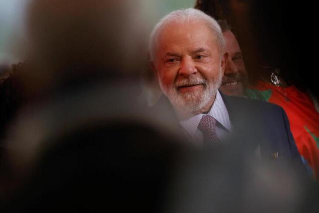 Lula aplaza un día su viaje a China por una neumonía leve
