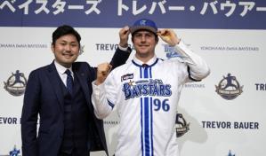 Trevor Bauer se pone la camiseta con el Yokohama en la liga de Japón