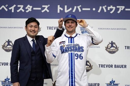 Trevor Bauer se pone la camiseta con el Yokohama en la liga de Japón