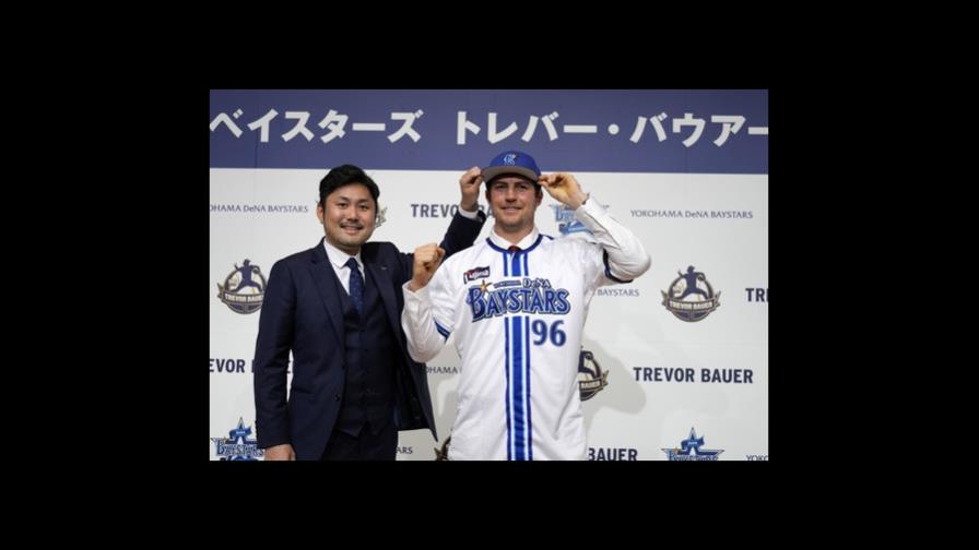 Trevor Bauer se pone la camiseta con el Yokohama en la liga de Japón