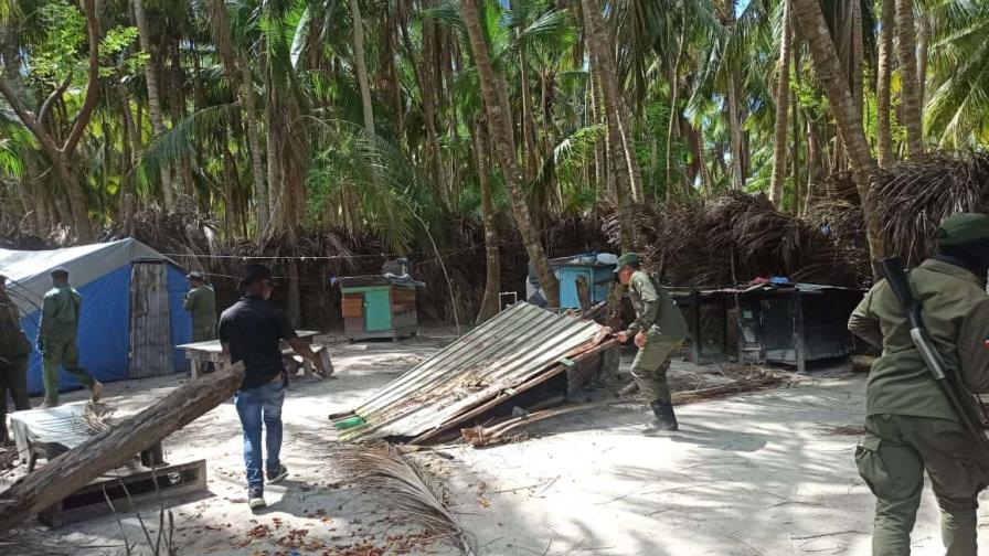 Medio Ambiente derriba 16 casuchas en la playa El Abanico de la isla Saona