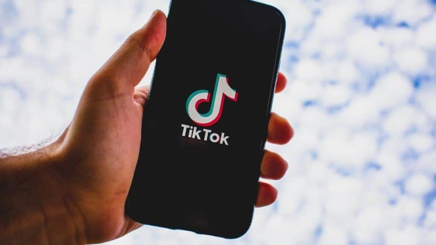Francia prohíbe TikTok a sus funcionarios en los teléfonos profesionales Francia prohíbe TikTok a sus funcionarios en los teléfonos profesionales