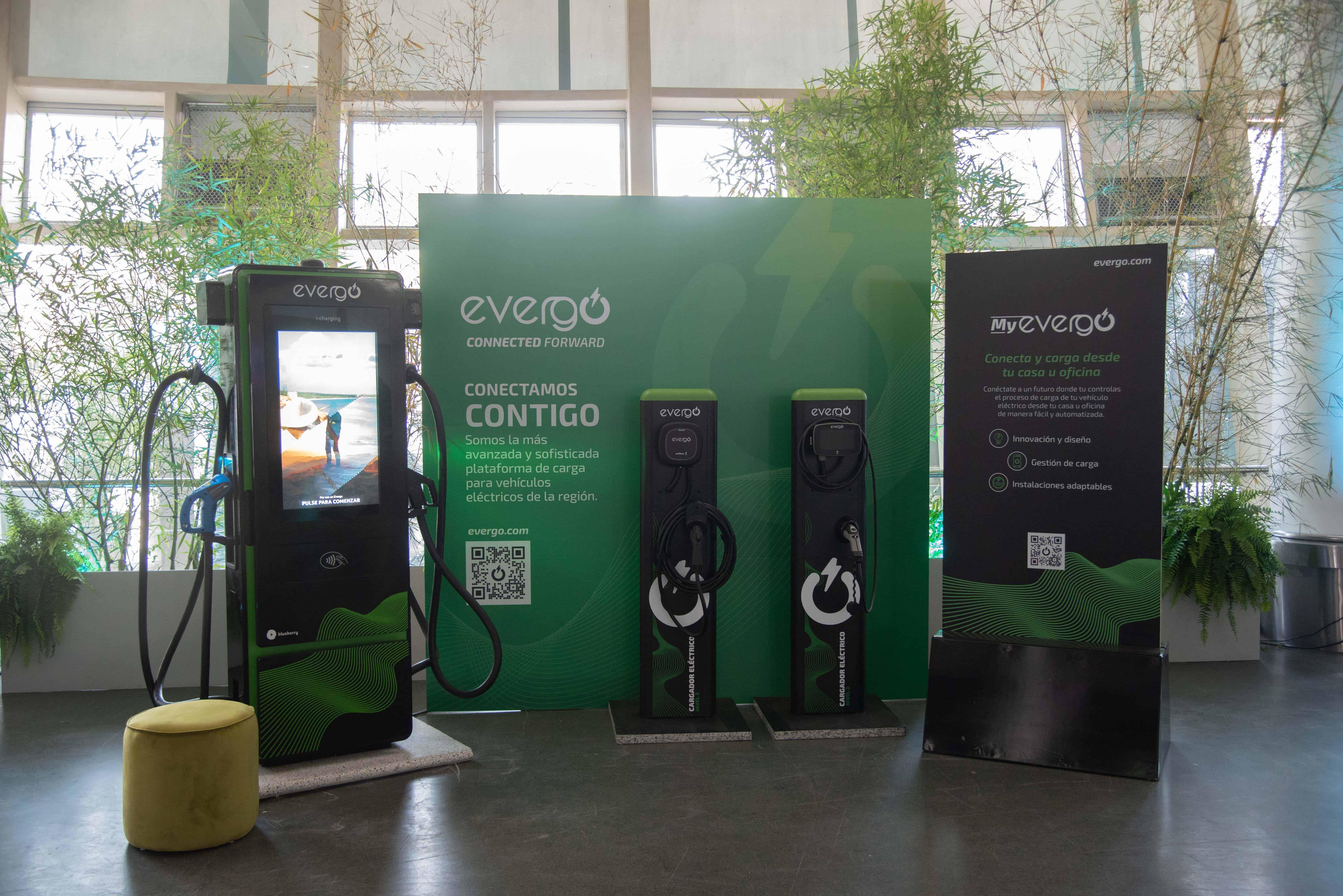 Exhibición de cargadores eléctricos Evergo en el Encuentro Empresarial Iberoamericano, celebrado en Santo Domingo. 