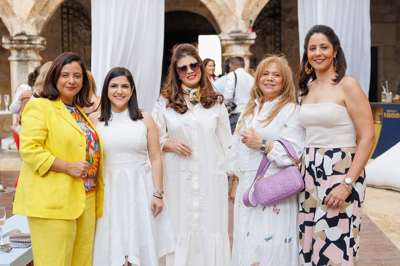 Wendy Liranzo, Biviana Riviero, Tamara Balbuena, Rosa Fuente y Angela Aquino.