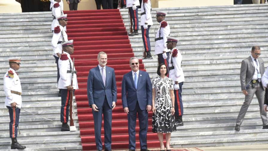 Rey Felipe VI llega al Palacio Nacional en visita a Luis Abinader