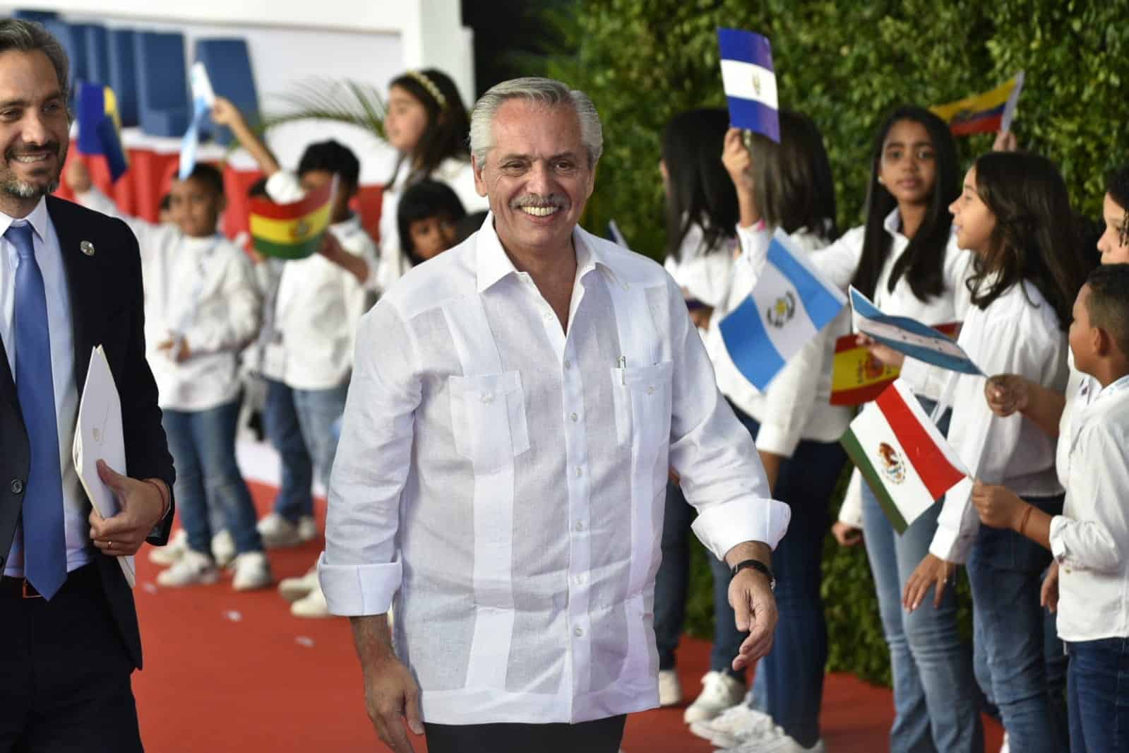 Alberto Fernández, presidente de Argentina, sonríe a su llegada a la XXVIII de la Cumbre Iberoamericana. 