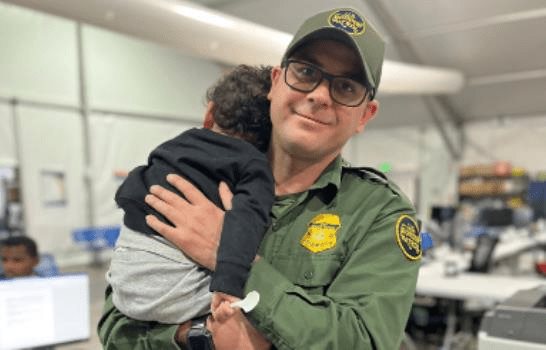Niño de un año es abandonado en la frontera entre EE.UU. y México