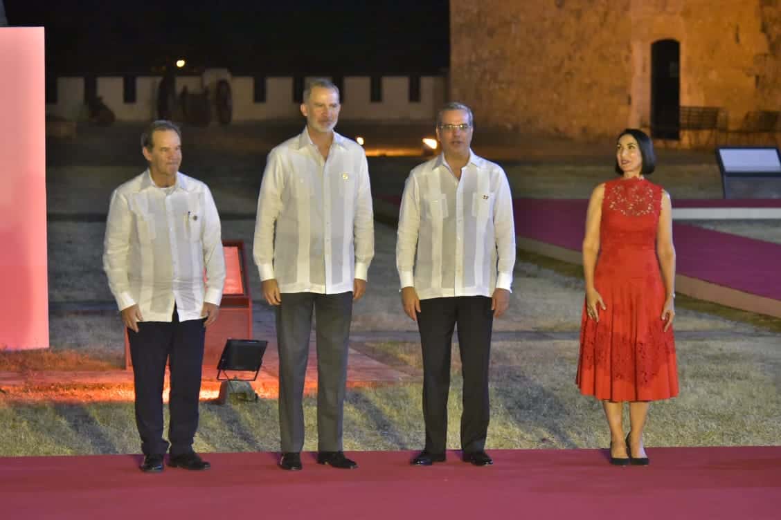 Los anfitriones, reciben al rey de España, Felipe VI, en la Fortaleza Ozama, donde se realizó el acto inaugural de la XXVIII Cumbre Iberoamericana de Jefes de Estado y de Gobierno. 