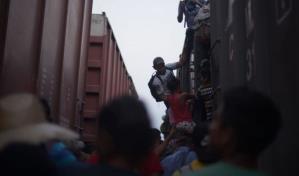 Hallan a dos migrantes muertos y a otros 10 en estado crítico en un vagón de tren en Texas