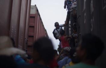 Hallan a dos migrantes muertos y a otros 10 en estado crítico en un vagón de tren en Texas