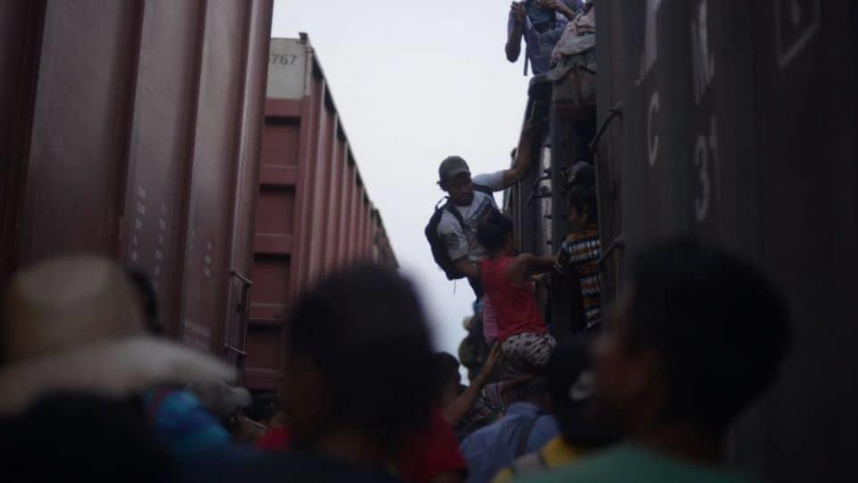 Hallan a dos migrantes muertos y a otros 10 en estado crítico en un vagón de tren en Texas