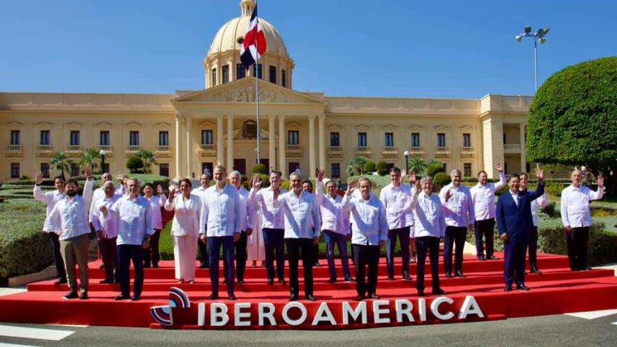 Dignatarios hacen receso en plenaria de Cumbre Iberoamericana Dignatarios hacen receso en plenaria de Cumbre Iberoamericana