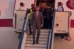Viral | Trabajador aeroportuario se salta el protocolo y baja con Felipe VI del avión