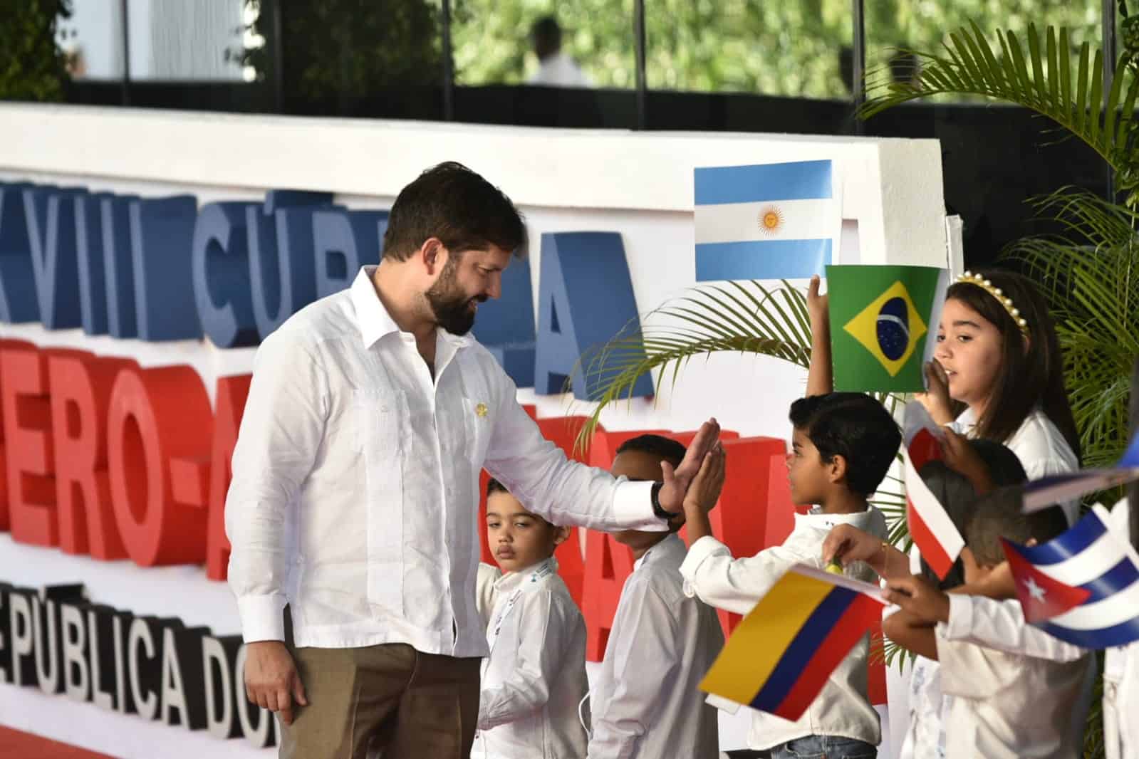 Gabriel Boric, presidente de Chile, saluda a los niños saluda a los niños que dieron la bienvenida a los mandatarios y altos representantes de los gobiernos invitados a la XXVIII de la Cumbre Iberoamericana. 