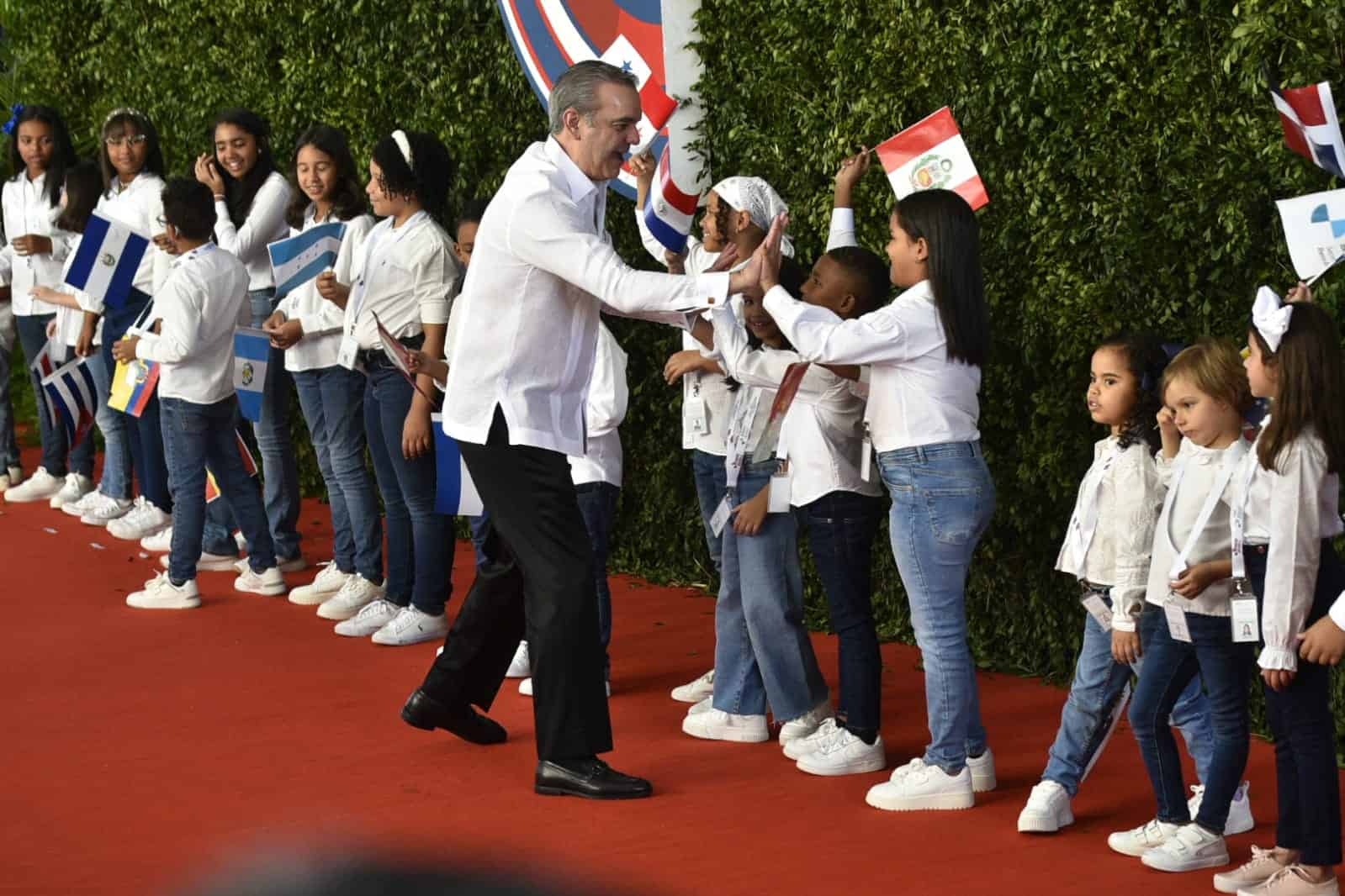 Luis Abinader, presidente de República Dominicana, saluda a los niños que dieron la bienvenida a los mandatarios y altos representantes de los gobiernos invitados a la XXVIII de la Cumbre Iberoamericana. 