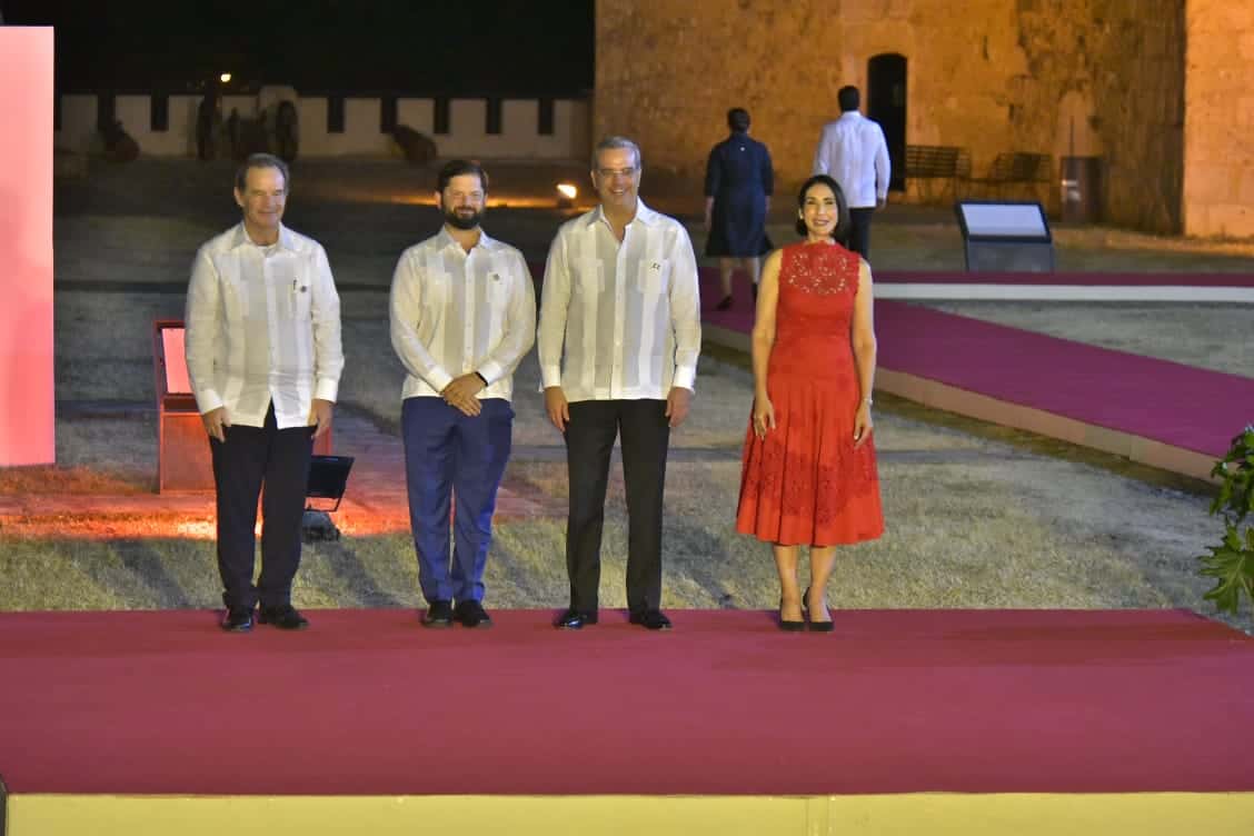El presidente Luis Abinader, la primera dama Raquel Arbaje y el secretario general Iberoamericano, Andrés Allamand, recibieron a los mandatarios y representantes de delegaciones. En la foto con el presidente chileno, Gabriel Boric.