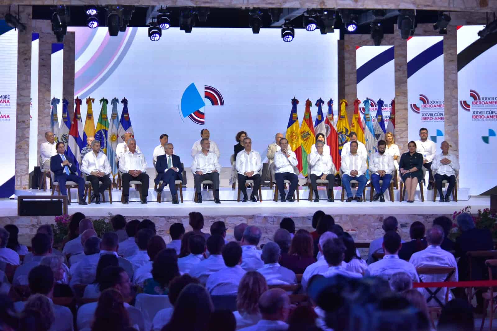 Los presidentes Iberoamericanos posan durante la apertura de la XXVIII Cumbre en Santo Domingo.