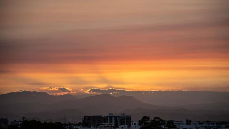 Efectos de incendios forestales tiñen el cielo del Distrito Nacional