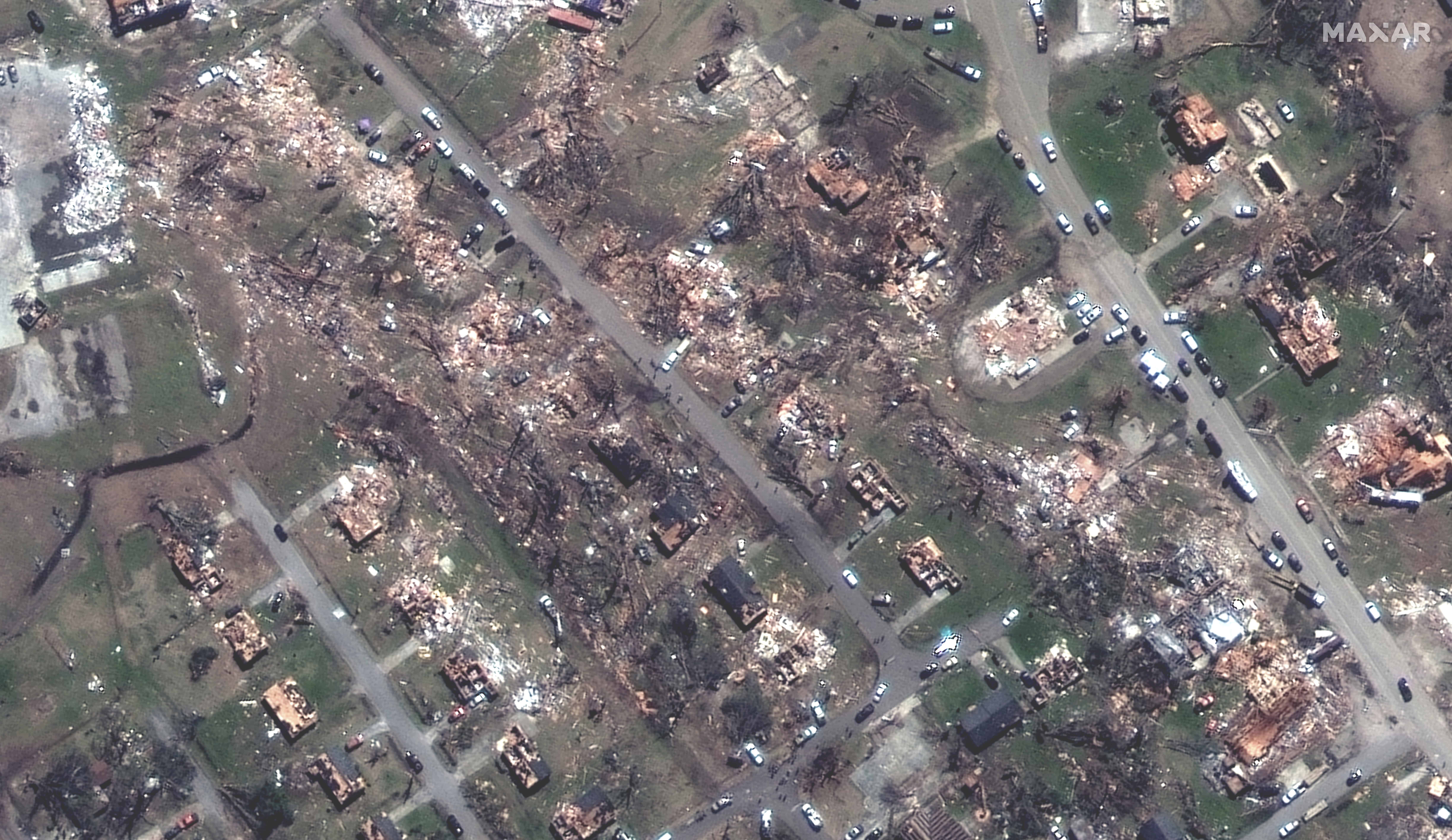 Esta imagen satelital proporcionada por Maxar Technologies muestra casas destruidas a lo largo de las calles Walnut y Mulberry en Rolling Fork, Mississippi, el domingo 26 de marzo de 2023, un par de días después de que un tornado causara estragos en el área.
