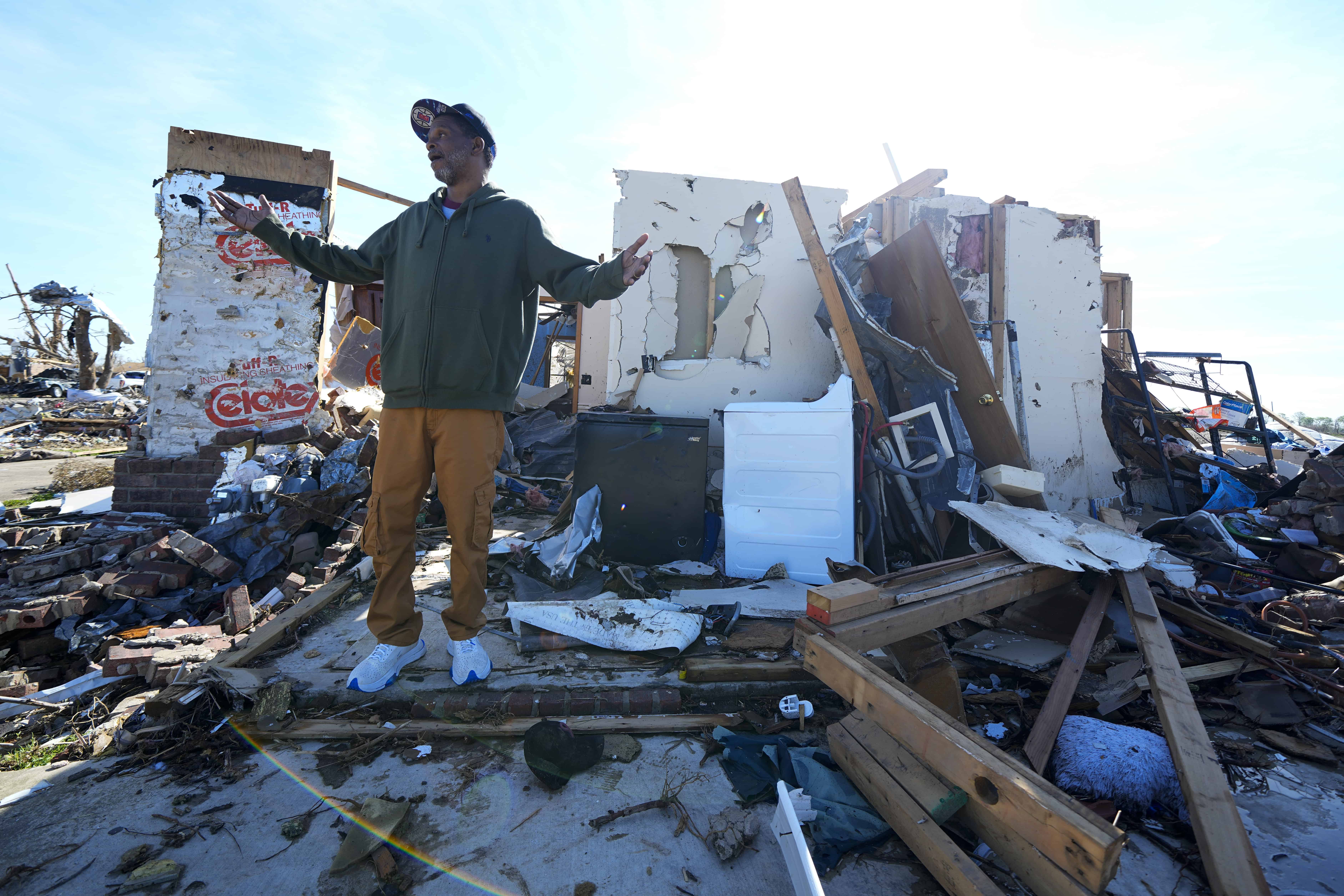 Jermaine Wells, vecino de Lonnie y Melissa Pierce, quienes murieron cuando el camión aterrizó en su casa durante un tornado que azotó tres días antes, habla sobre la destrucción de su casa, el lunes 27 de marzo de 2023, en Rolling Fork, Miss.