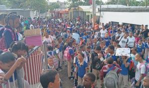 Protestan en escuela de Los Alcarrizos por reparaci&oacute;n de ba&ntilde;os y designaci&oacute;n de m&aacute;s personal