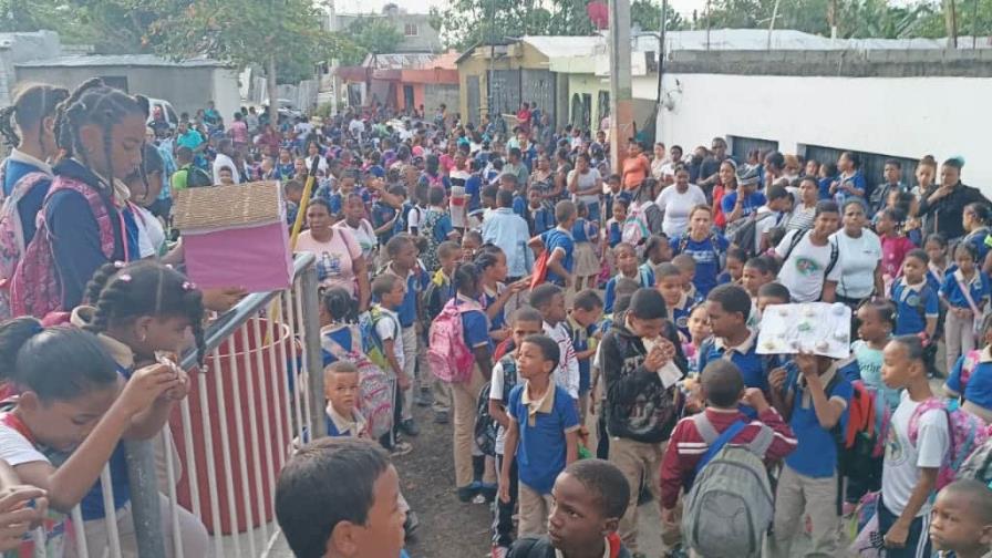 Protestan en escuela de Los Alcarrizos por reparación de baños y designación de más personal